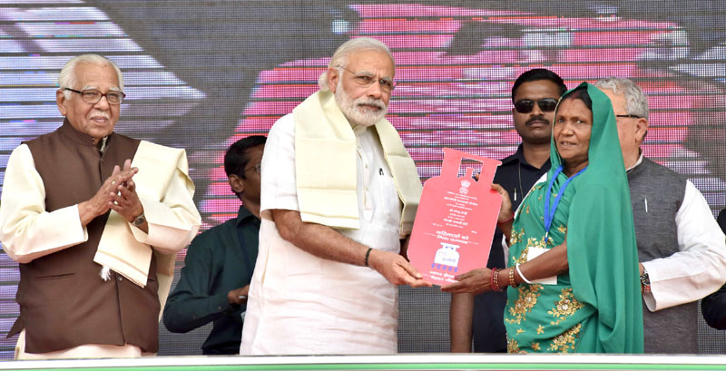 Pm Launches Pradhan Mantri Ujjwala Yojana At Ballia Crore Beneficiaries To Be Provided