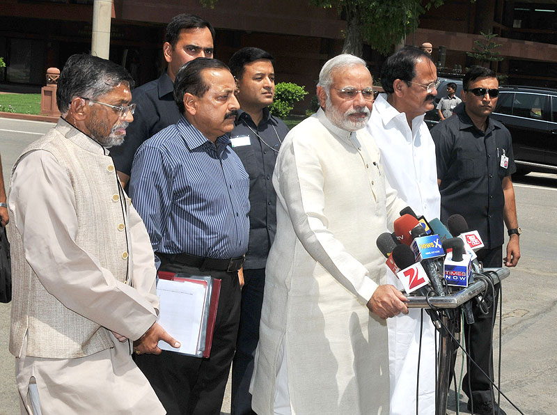 प्रधानमंत्री श्री नरेन्&zwj;द्र मोदी 04 जून, 2014 नई दिल्&zwj;ली में संसद भवन के बाहर मंत्रिमंडलीय सहयोगियों के साथ मीडिया को संबोधित करते हुए