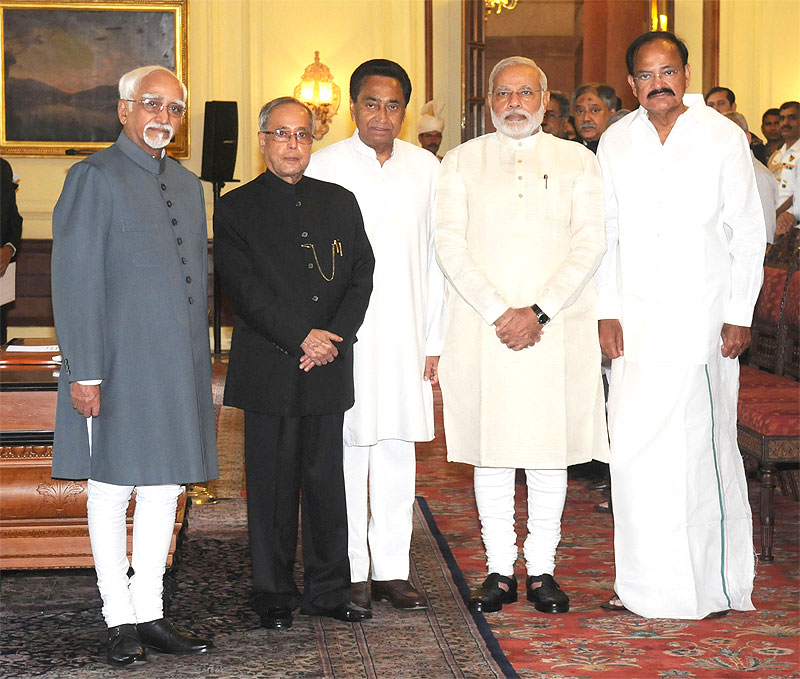 The President, Shri Pranab Mukherjee, the Vice President, Shri Mohd. Hamid Ansari, the Prime Minister, Shri Narendra Modi, the Union Minister for Urban Development, Housing and Urban Poverty Alleviation and Parliamentary Affairs, Shri M. Venkaiah Naidu with the Protem Speaker Shri Kamal Nath after the swearing-in ceremony, at Rashtrapati Bhavan, in New Delhi on June 04, 2014