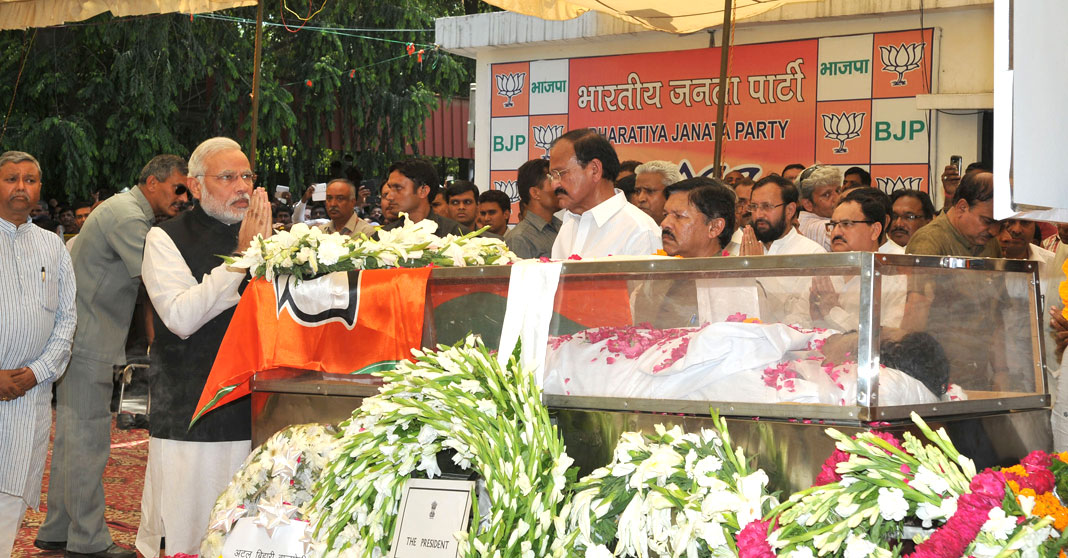 The Prime Minister, Shri Narendra Modi paying tribute to the mortal remains of the Union Minister for Rural Development, Panchayati Raj, Drinking Water and Sanitation, Shri Gopinathrao Munde, in New Delhi on June 03, 2014