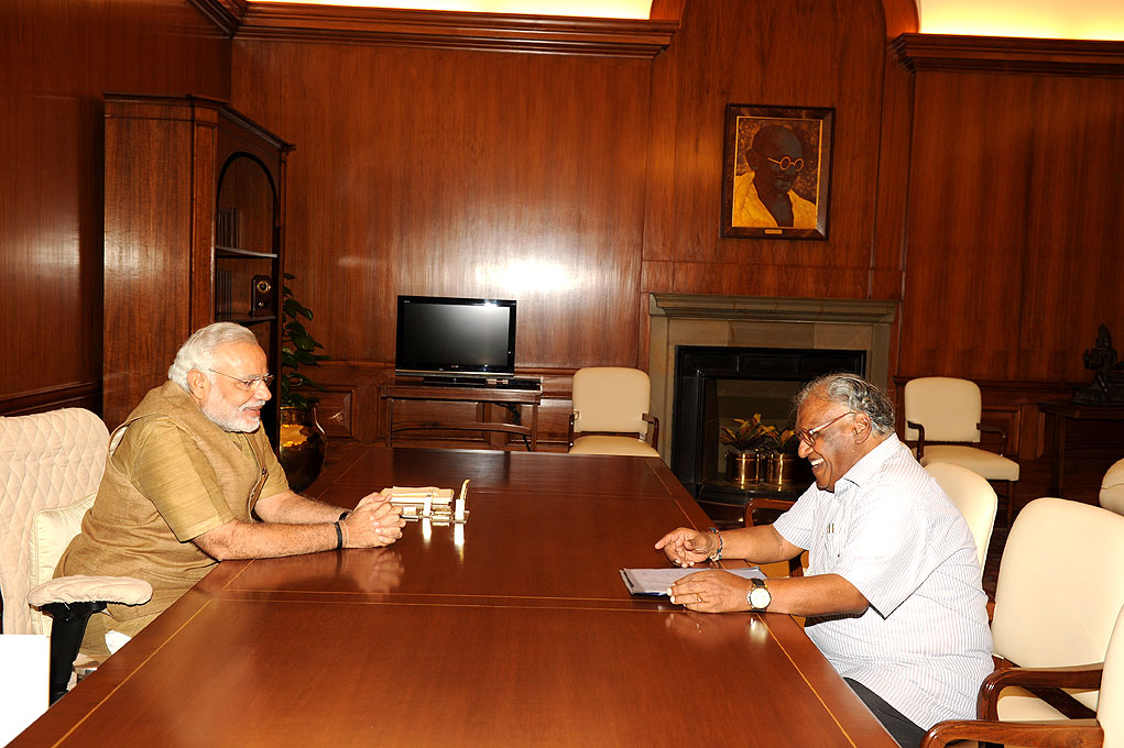 प्रधान मंत्री श्री नरेन्द्र मोदी से 02 जून, 2014 को नई दिल्ली में मुलाकात करते हुए प्रोफेसर सी. एन. आर. राव