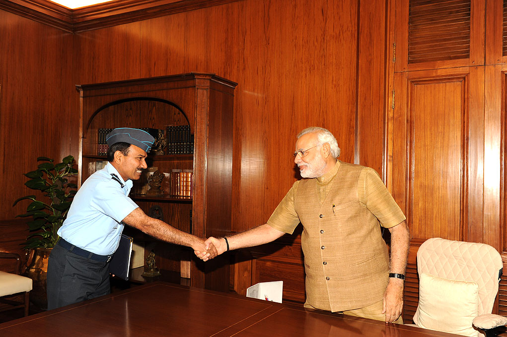 वायु सेनाध्यक्ष एयर चीफ मार्शल अरूप राहा 02 जून, 2014 को नई दिल्ली में प्रधानमंत्री श्री नरेंद्र मोदी से मुलाकात करते हुए