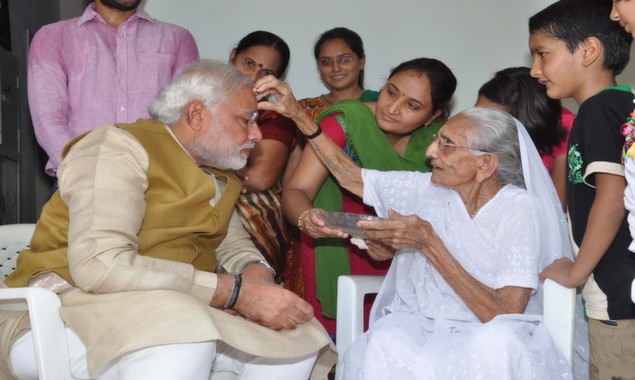 Narendra Modi Seeks Blessings of his Mother