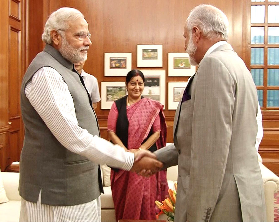 ओमान के सुल्&zwj;तान के विशेष दूत और विेदेश मंत्री श्री युसूफ बिन अलावी बिन अब्&zwj;दुल्&zwj;ला 03 जून, 2014 को नई दिल्&zwj;ली में प्रधानमंत्री श्री नरेन्&zwj;द्र मोदी से बातचीत करते हुए