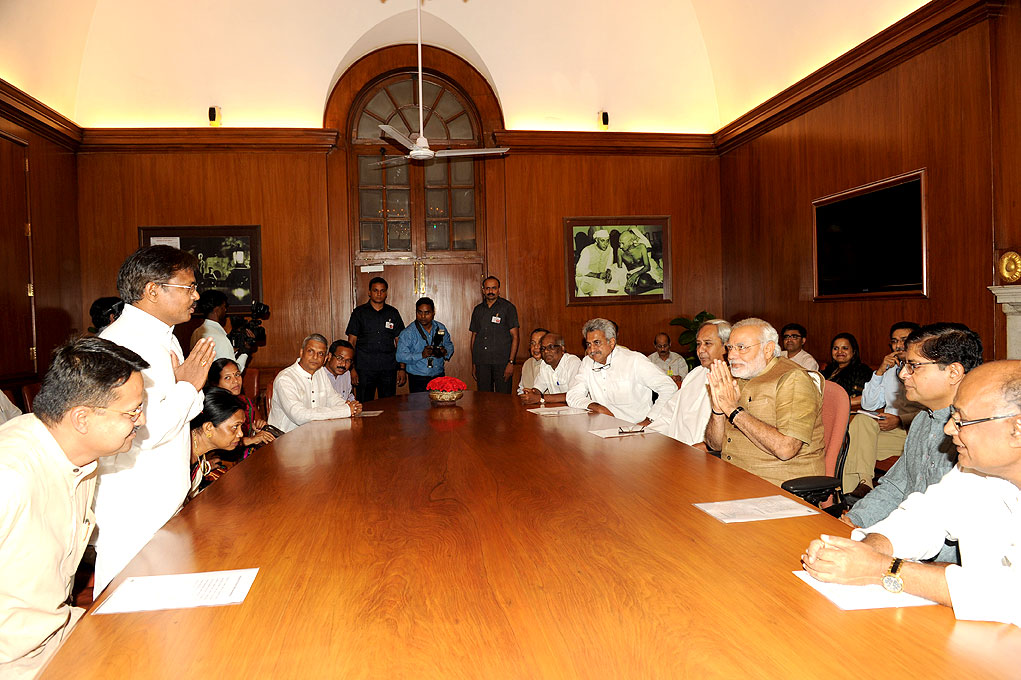 ओडिशा के सांसदों का एक प्रतिनिधिमंडल 02 जून, 2014 को नई दिल्ली में प्रधानमंत्री श्री नरेंद्र मोदी से मुलाकात करते हुए