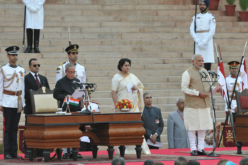 26 मई, 2014 को राष्ट्रपति भवन, नई दिल्ली में प्रधान मंत्री नरेन्द्र मोदी को शपथ दिलाते हुए राष्ट्रपति प्रणब मुखर्जी