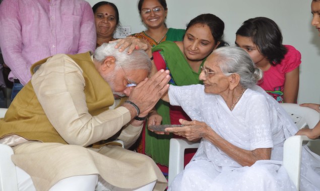 Narendra Modi Seeks Blessings of his Mother