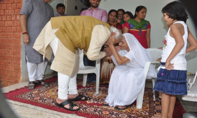 Narendra Modi Seeks Blessings of his Mother
