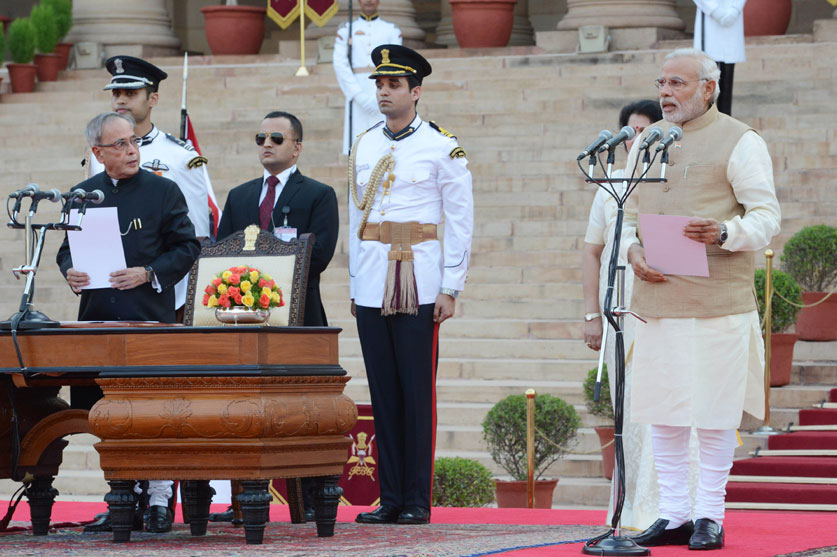 26 मई, 2014 को राष्ट्रपति भवन, नई दिल्ली में प्रधान मंत्री नरेन्द्र मोदी को शपथ दिलाते हुए राष्ट्रपति प्रणब मुखर्जी
