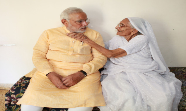 Narendra Modi Seeks Blessings of his Mother