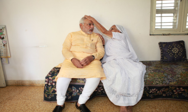 Narendra Modi Seeks Blessings of his Mother