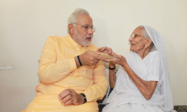 Narendra Modi Seeks Blessings of his Mother