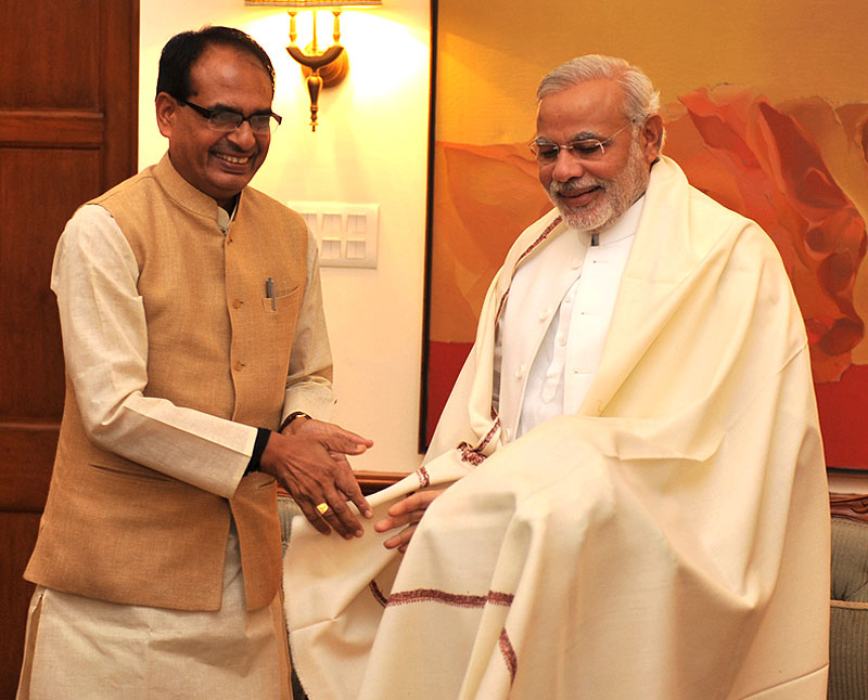 05 जून 2014 को नई दिल्ली में मध्य प्रदेश के मुख्य मंत्री श्री शिवराज सिंह चौहान प्रधान मंत्री श्री नरेंद्र मोदी से मुलाकात करते हुए।
