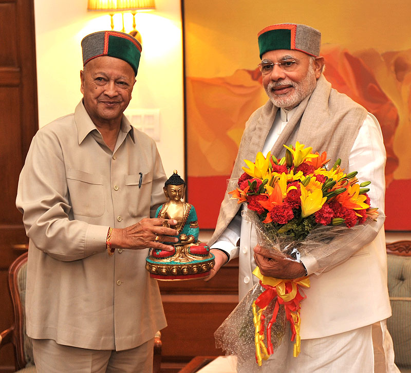 05 जून 2014 को नई दिल्ली में हिमाचल प्रदेश के मुख्य मंत्री श्री वीरभद्र सिंह प्रधान मंत्री श्री नरेंद्र मोदी से मुलाकात करते हुए।