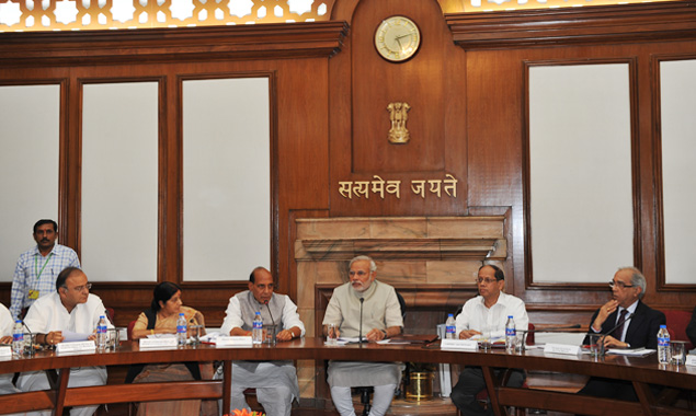 प्रधानमंत्री श्री नरेन्&zwj;द्र मोदी नई दिल्&zwj;ली में 27 मई, 2014 को मंत्रिमंडल की पहली बैठक की अध्&zwj;यक्षता करते हुए