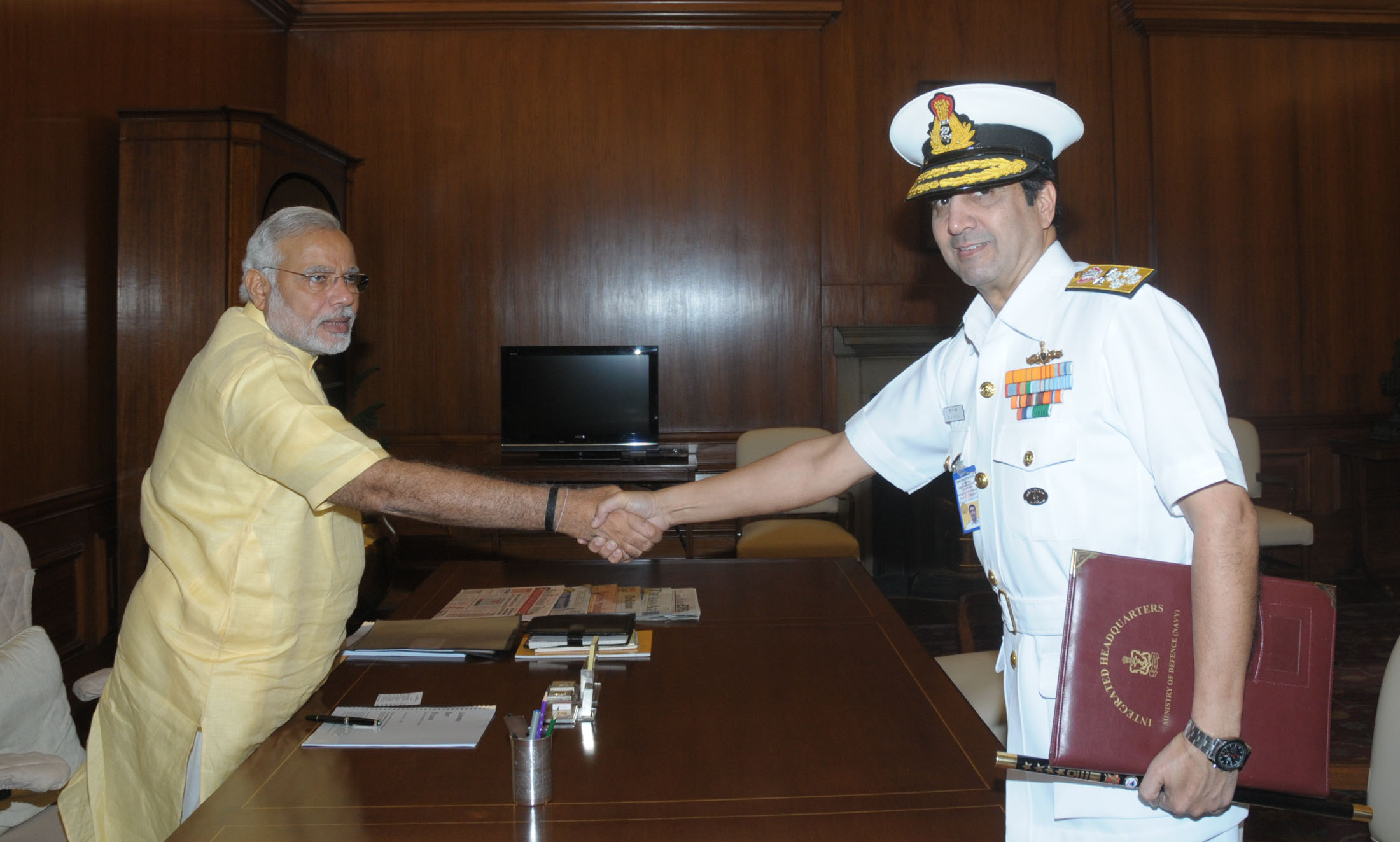  नौसेना प्रमुख एडमिरल आर. के. धवन ने प्रधानमंत्री श्री नरेन्द्र मोदी से मुलाकात की