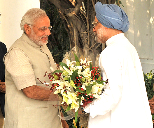 प्रधानमंत्री श्री नरेंद्र मोदी 27 मई, 2014 को नई दिल्ली में पूर्व प्रधानमंत्री डॉ. मनमोहन सिंह से मुलाकात करते हुए