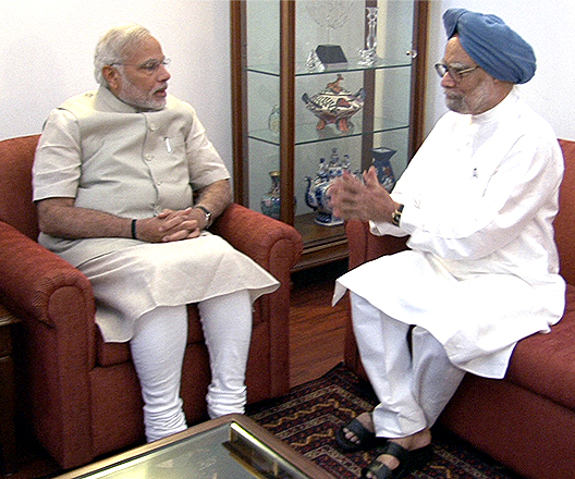 प्रधानमंत्री श्री नरेंद्र मोदी 27 मई, 2014 को नई दिल्ली में पूर्व प्रधानमंत्री डॉ. मनमोहन सिंह से मुलाकात करते हुए
