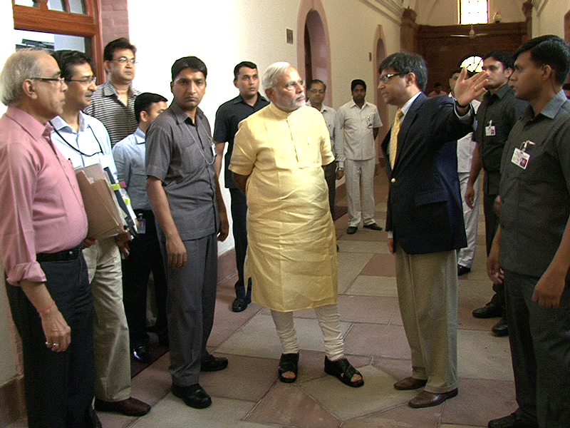 प्रधान मंत्री नरेन्द्र मोदी 29 मई, 2014 को प्रातः कार्यालय पहुंचने पर अनुभागों के कार्यों का निरीक्षण करते हुए