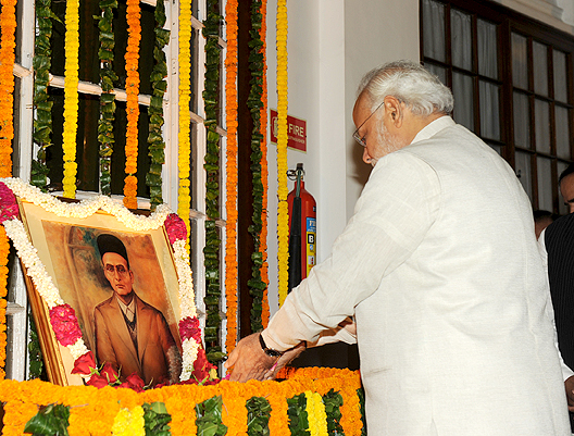  प्रधानमंत्री नरेन्द्र मोदी स्वतंत्रता सेनानी वीरसावरकर की जयंती पर दिनांक 28 मई, 2014 को संसद में श्रद्धांजलि अर्पित करते हुए