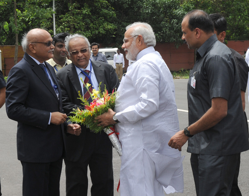 The Prime Minister, Shri Narendra Modi being received by the Secretary, DAE and Chairman, AEC, Dr. R.K Sinha, on his arrival, at BARC, in Mumbai on July 21, 2014