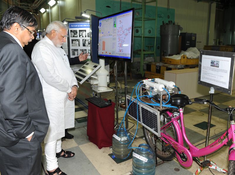 The Prime Minister, Shri Narendra Modi going around the Bhabha Atomic Research Centre (BARC), in Mumbai on July 21, 2014