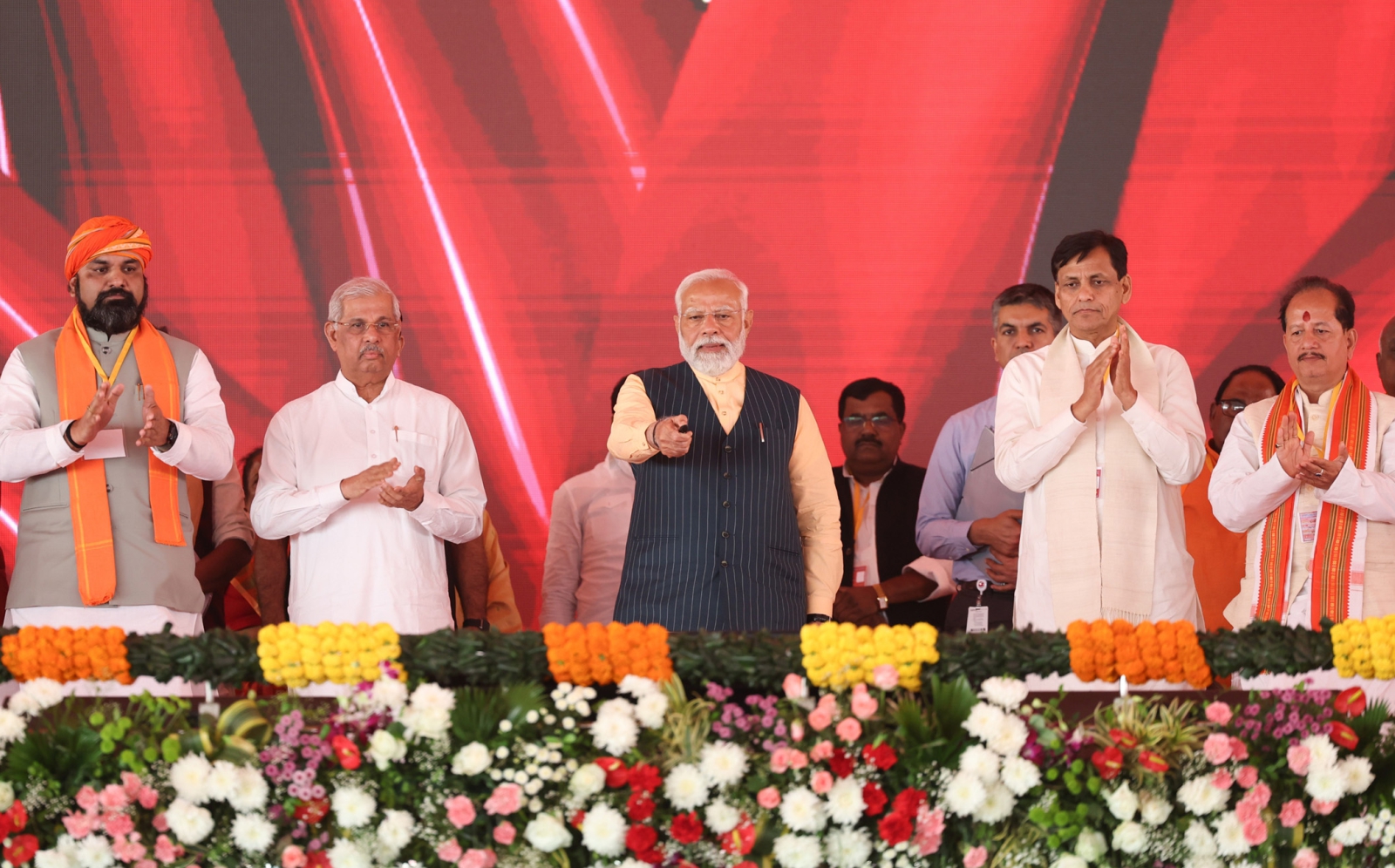 PM addresses Viksit Bharat Viksit Bihar program in Bettiah, Bihar ...