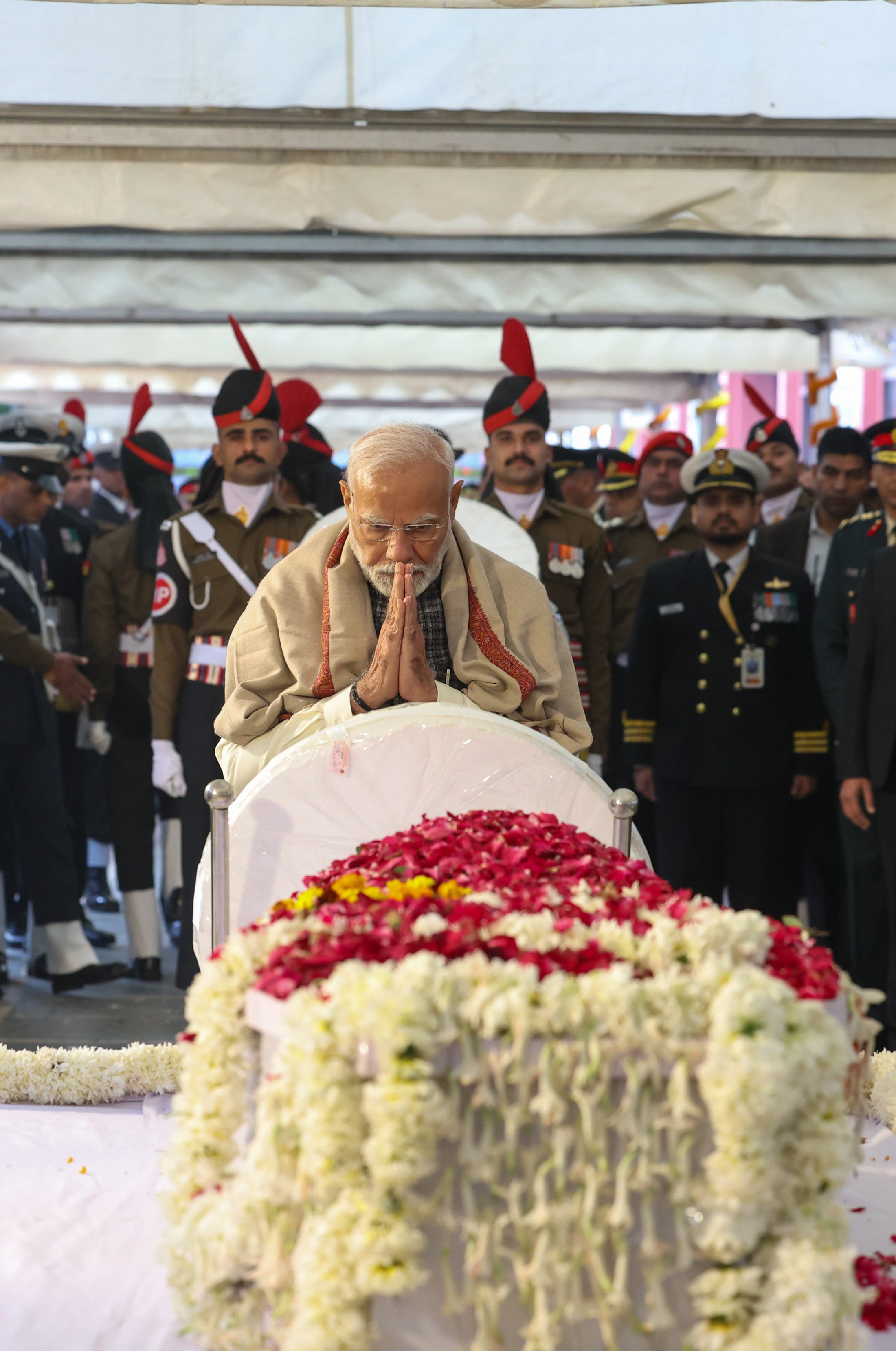 प्रधानमंत्री श्री नरेन्द्र मोदी ने पूर्व प्रधानमंत्री डॉ. मनमोहन सिंह को अंतिम श्रद्धांजलि अर्पित की