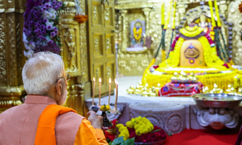 सोमनाथ मंदिरात प्रार्थना केल्यानंतर स्वतःला मी भाग्यवान समजतो. मी प्रत्येक भारतीयाच्या समृद्धी आणि चांगल्या  आरोग्यासाठी प्रार्थना केली. हे मंदिर आपल्या अनंत काळाच्या वारशाचे आणि आपल्या संस्कृतीतील धैर्याचे प्रतीक आहे – ...